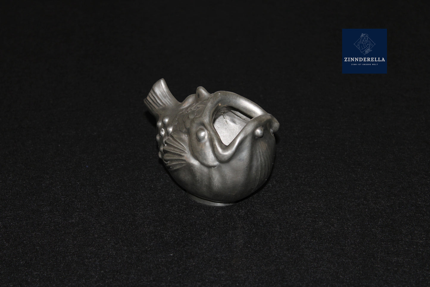 Seltene Just Andersen Zinn Vase Danish Art Deco, 1920er Jahre, Fischmotiv