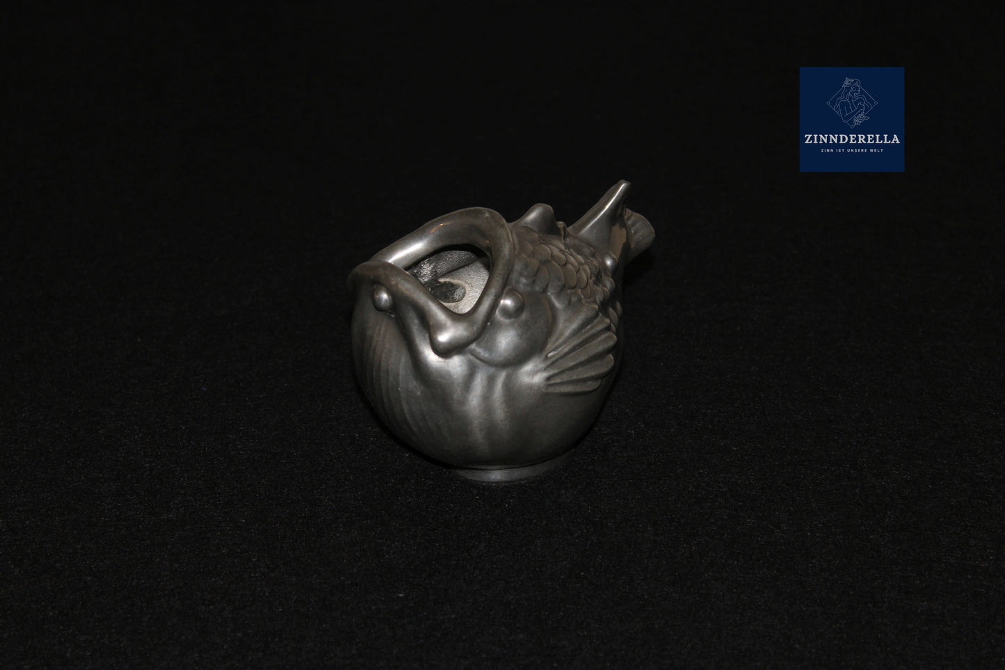 Seltene Just Andersen Zinn Vase Danish Art Deco, 1920er Jahre, Fischmotiv