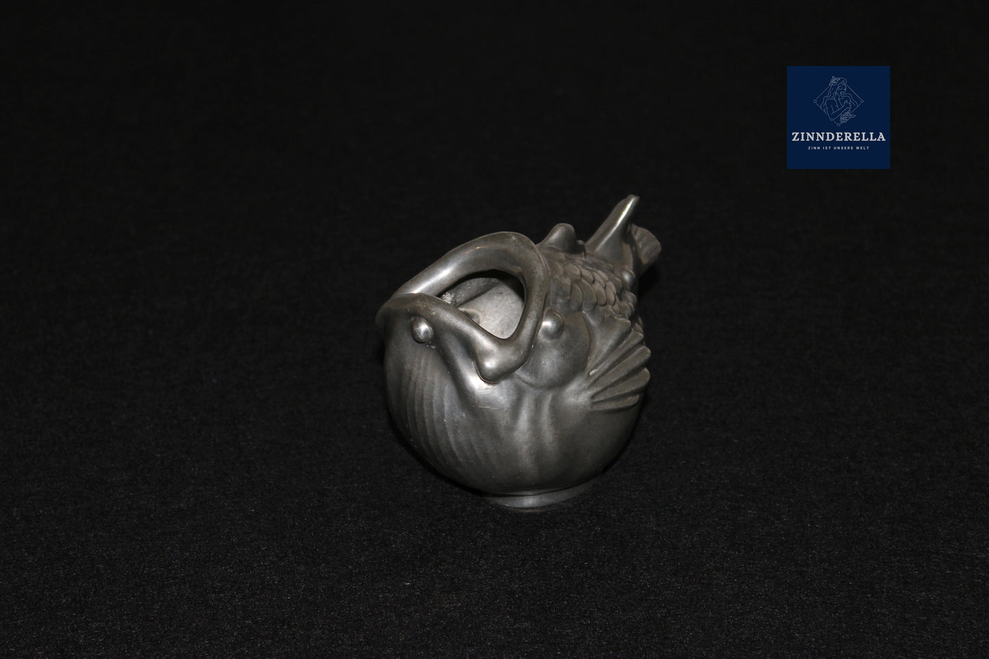 Seltene Just Andersen Zinn Vase Danish Art Deco, 1920er Jahre, Fischmotiv