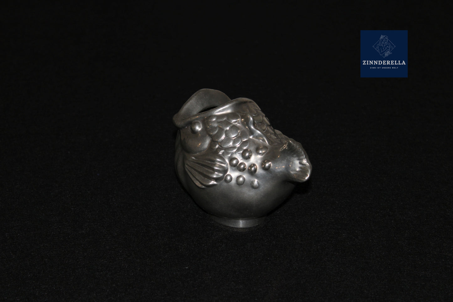 Seltene Just Andersen Zinn Vase Danish Art Deco, 1920er Jahre, Fischmotiv