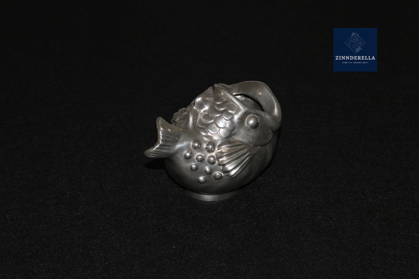 Seltene Just Andersen Zinn Vase Danish Art Deco, 1920er Jahre, Fischmotiv