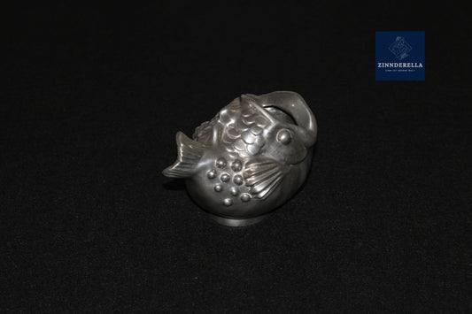 Seltene Just Andersen Zinn Vase Danish Art Deco, 1920er Jahre, Fischmotiv