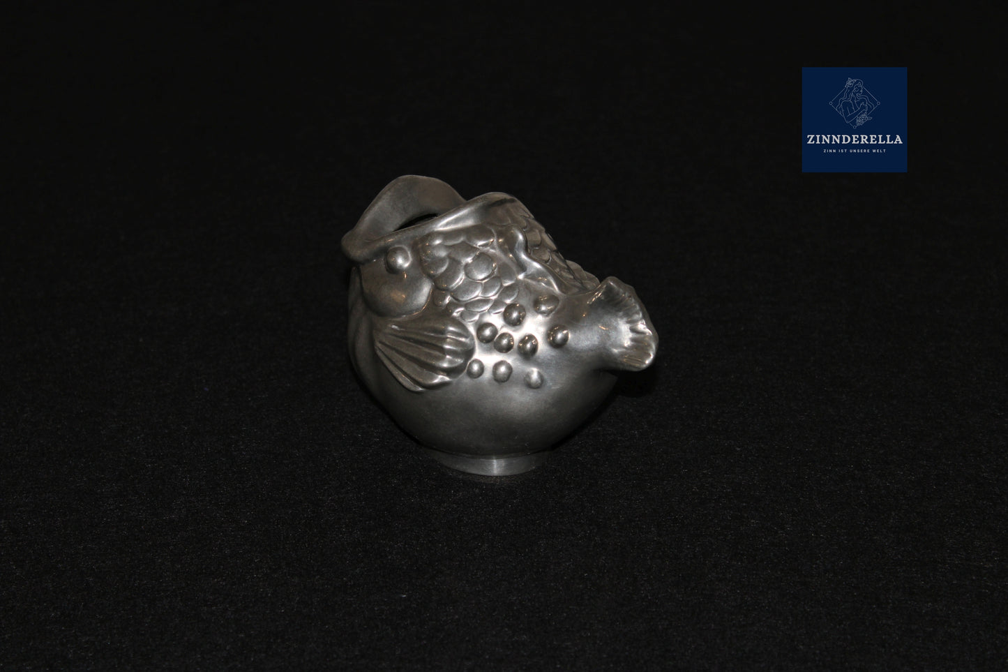 Seltene Just Andersen Zinn Vase Danish Art Deco, 1920er Jahre, Fischmotiv
