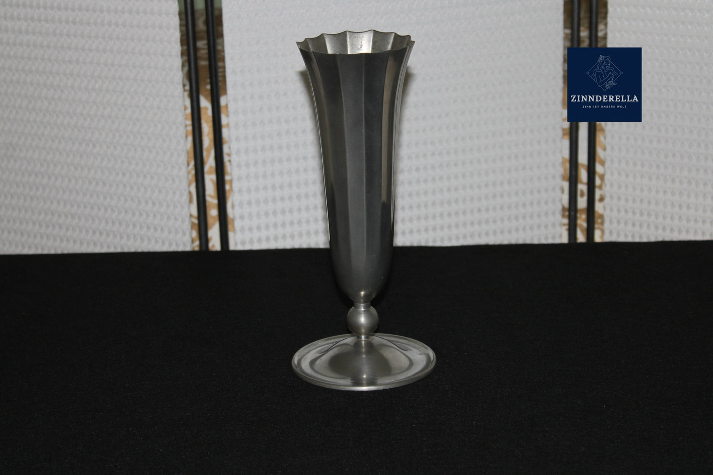 Zinnvase Schweden Art Deco, klassisches Design, JLH Gjutet, Fluted Vase, 1930er Jahre