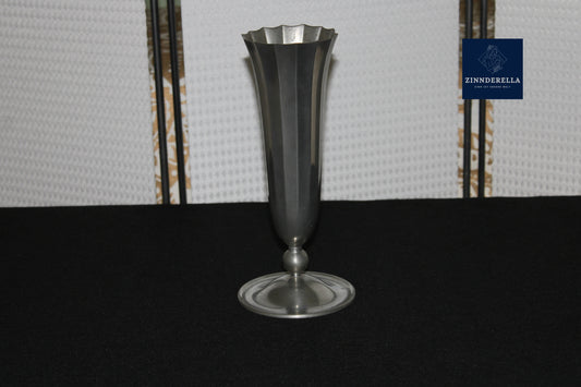 Zinnvase Schweden Art Deco, klassisches Design, JLH Gjutet, Fluted Vase, 1930er Jahre