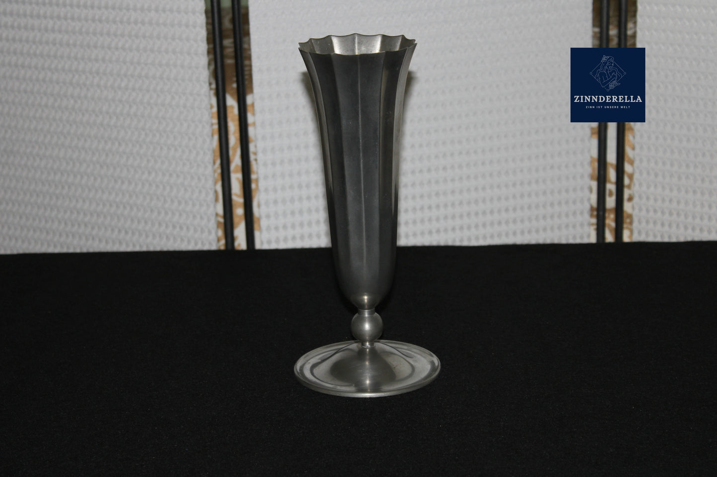 Zinnvase Schweden Art Deco, klassisches Design, JLH Gjutet, Fluted Vase, 1930er Jahre
