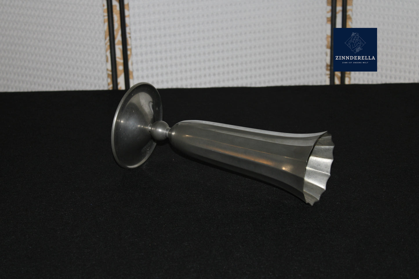 Zinnvase Schweden Art Deco, klassisches Design, JLH Gjutet, Fluted Vase, 1930er Jahre